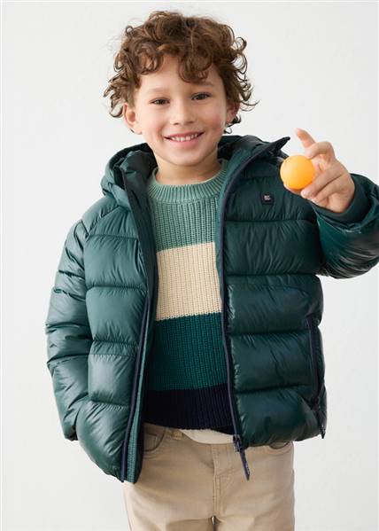 Bambino con piumino verde e maglione a righe